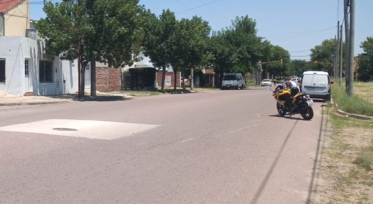 Choque en barrio Empleados de Comercio: Un motociclista hospitalizado y dos hombres demorados por amenazar a la Policía