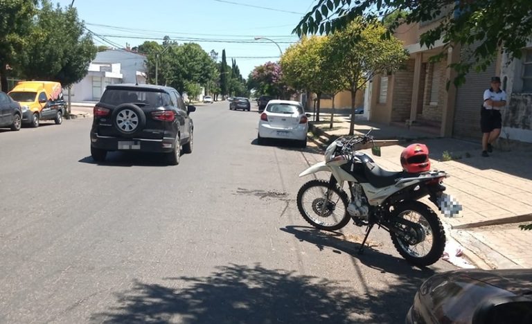 Accidente en barrio Talleres: Una motociclista sufrió esguince de tobillo y fue hospitalizada