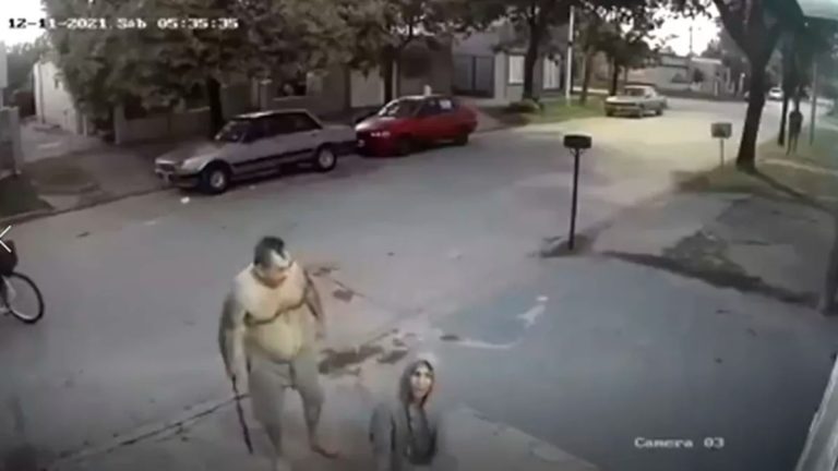 Santa Fe: lo descubrió robando y con un machete lo obligó a mostrar la cara ante las cámaras de seguridad