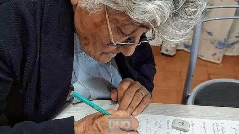 Entre Ríos: a sus 89 años Hilda termina la escuela Primaria como escolta