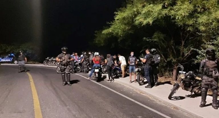 Corría una picada en moto en Catamarca y un policía lo bajó de un palazo