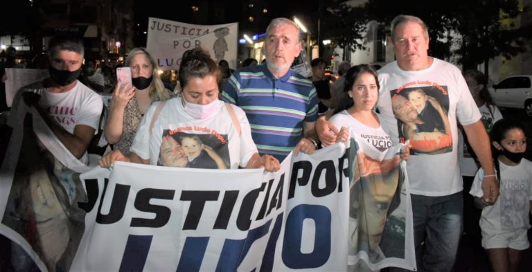 Los abuelos de Lucio Dupuy encabezaron la emotiva marcha en Santa Rosa