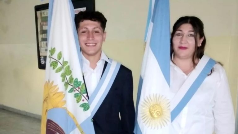 Mendoza: el ejemplo de superación de una mamá y su hijo que son abanderados de la misma escuela