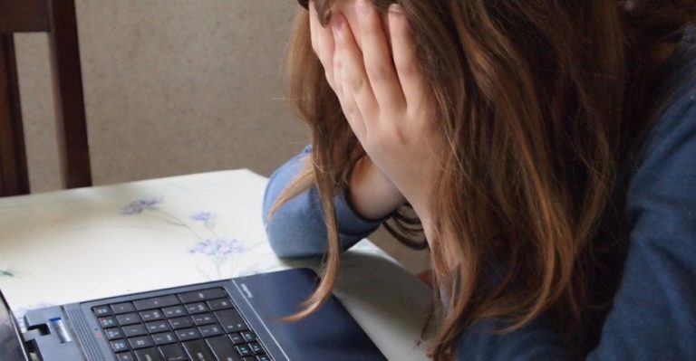 La Pampa: dos años de prisión en suspenso para un hombre por amenazar a una menor para que le envíe un video con connotaciones sexuales