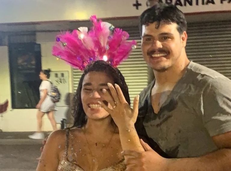 Posadas: festejaba que se recibió y su novio la sorprendió con una propuesta de matrimonio