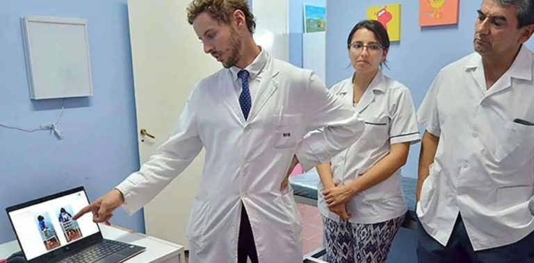El médico argentino que le “reconstruyó” los pies a un chico tucumano de 15 años para que volviera a caminar