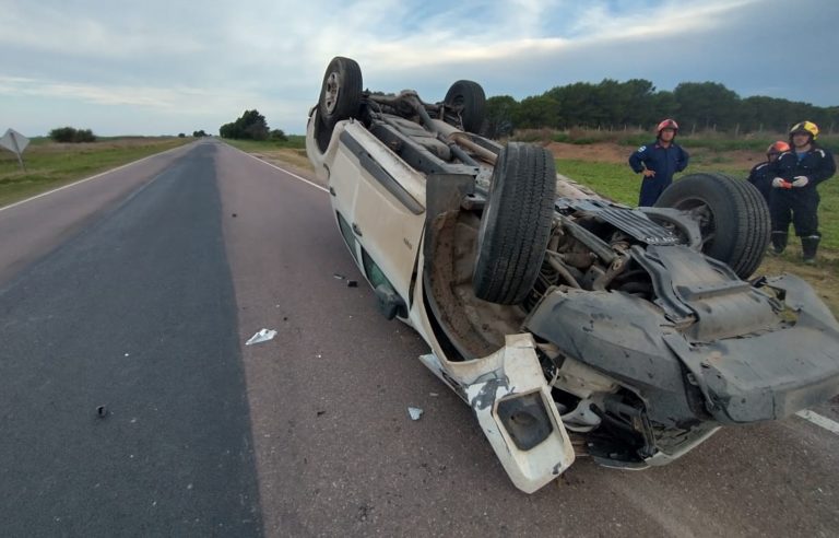 Trasladaron a dos personas tras volcar en Ruta 1 a metros del acceso a Quemú