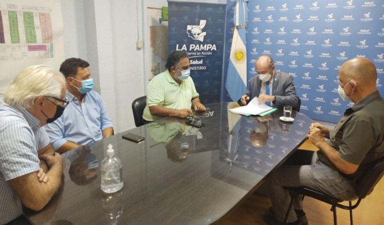 Salud y bioquímicos firmaron acta de colaboración para realizar diagnósticos COVID-19
