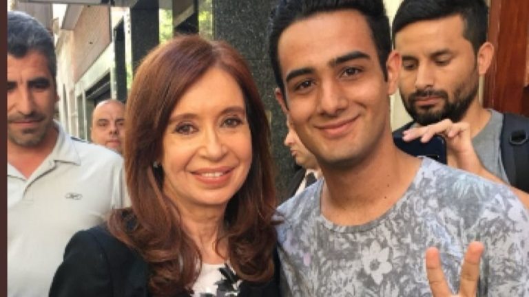 Llevó a arreglar su celular, pero le negaron el servicio por tener una foto con Cristina Kirchner de fondo de pantalla