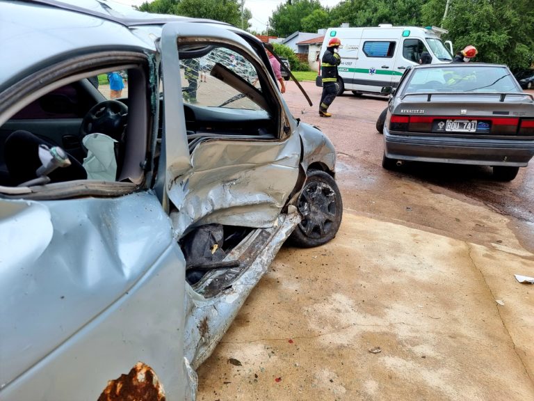 Dos autos destrozados y un conductor hospitalizado