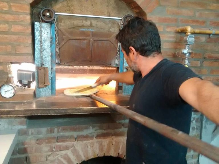 En el Día del Pizzero, el responsable de “Piedra y Camino” aseguró que el gran secreto “es el horno y la cocción”