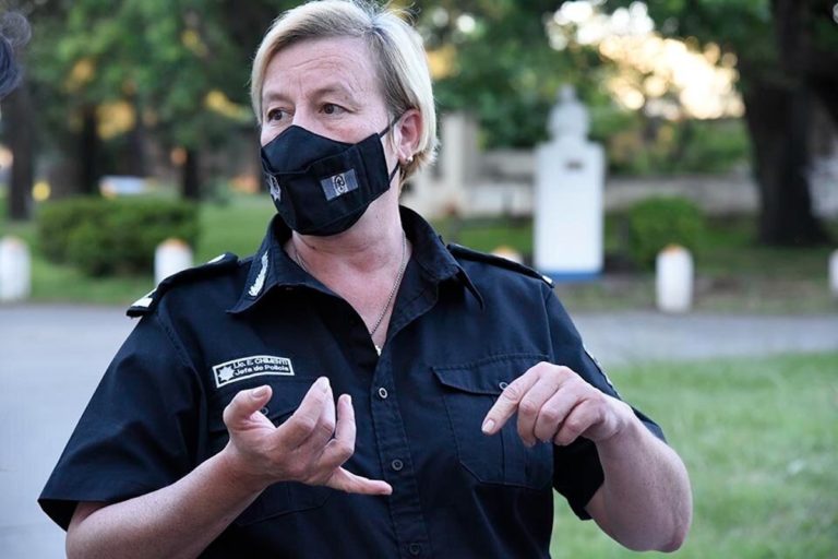 Medida para desarmar a los antivacunas en Santa Fe: unos 800 policías no vacunados serán retirados de las calles