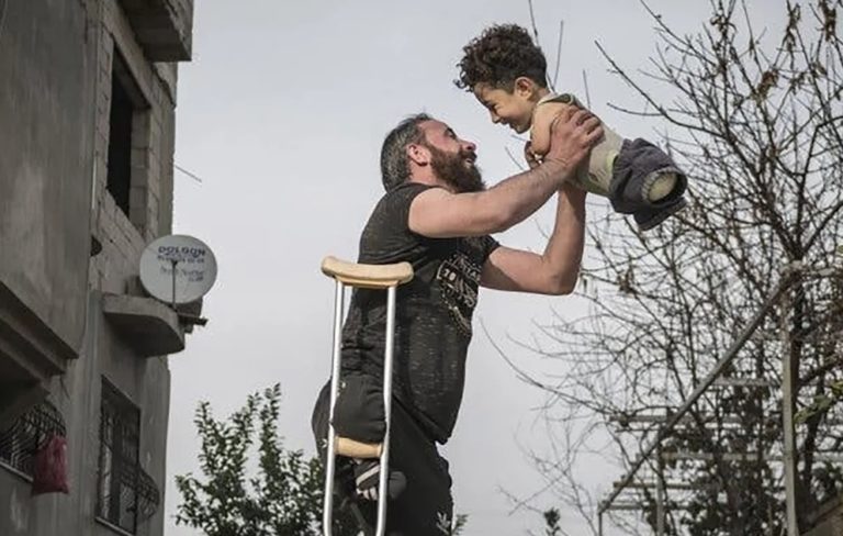 Una foto viral ayudó a una familia de refugiados sirios a viajar a Italia