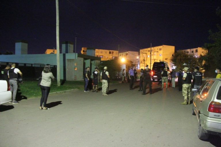 Reclamo de vecinos de barrio Malvinas por una persona que está cumpliendo arresto domiciliario por un delito sexual generó un gran despligue policial
