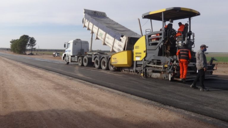 Siguen los trabajos en la ruta Provincial 4 entre ruta Nacional 35 y acceso a Caleufú