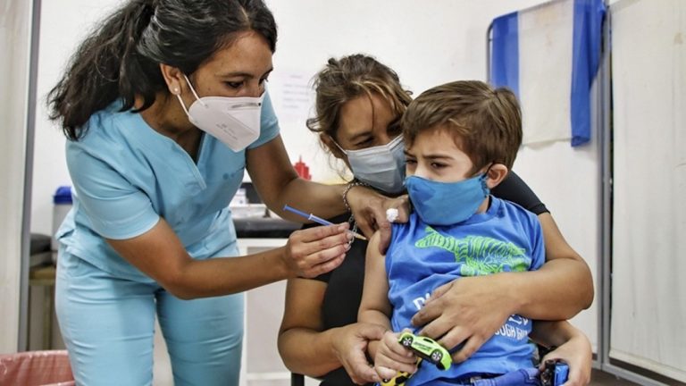 El presidente de la Sociedad de Pediatría pidió vacunar a los niños para “salir de la pandemia”