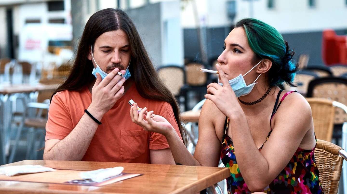 Covid-19: advierten que fumar al aire libre en bares y restaurantes esparce hasta 8 metros el virus