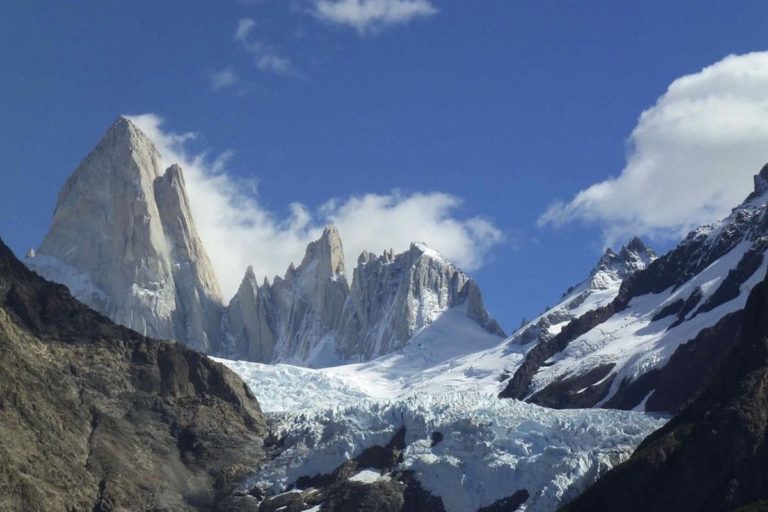 Avalancha en El Chaltén: trasladaron a una mujer en helicóptero y buscan a su pareja