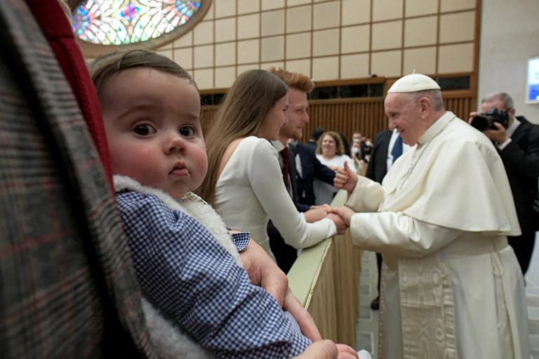 El Papa habló del egoísmo y se mostró contrariado: “Algunos no quieren tener hijos, pero en cambio tienen perros y gatos”