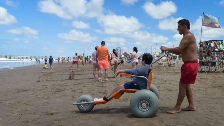 Playa inclusiva: el balneario de Villa Gesell que es un ejemplo en la Costa Atlántica