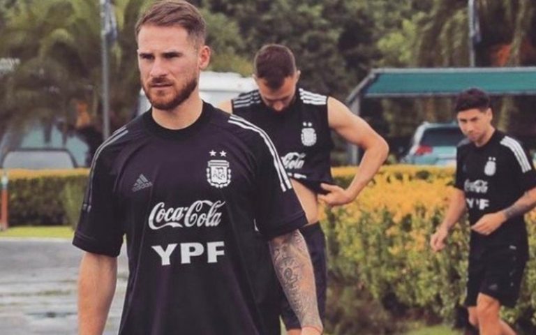 El pampeano Alexis Mac Allister volvió a dar positivo de COVID-19 y se perderá el duelo con Colombia
