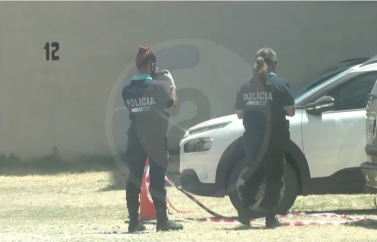 Tragedia: un turista dio marcha atrás con el auto y aplastó a su hija de seis años contra una pared