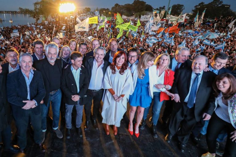 El dilema del PJ provincial: ¿pegarse o no al gobierno nacional?