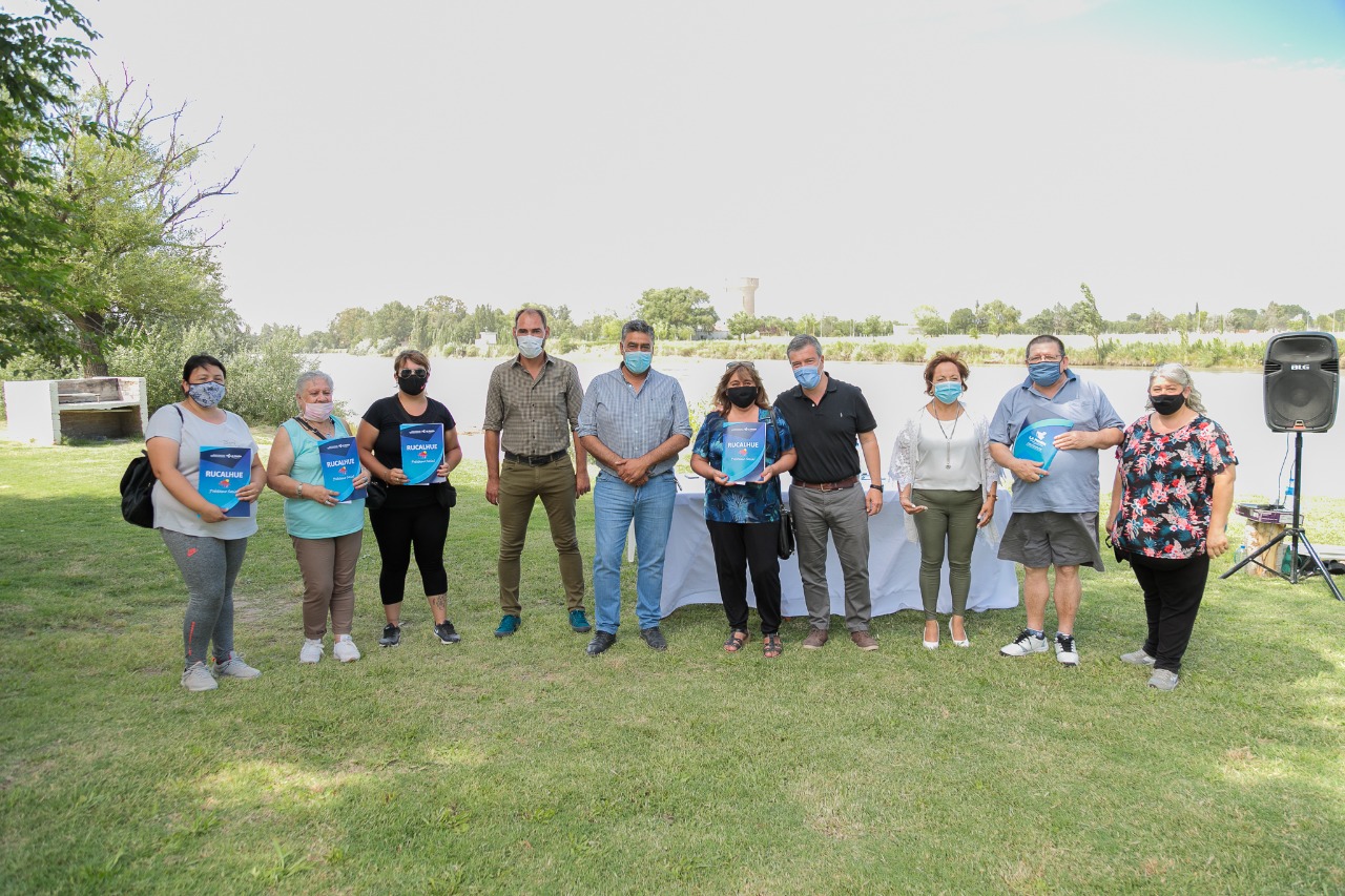 Familias de La Adela recibieron créditos “Rucalhué”