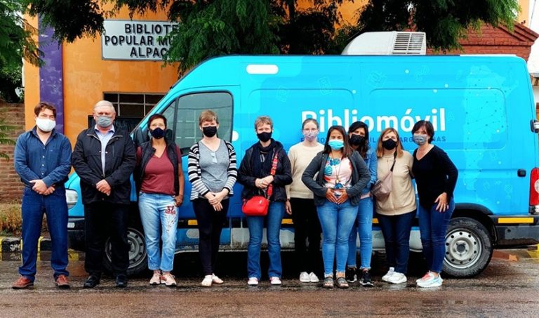 Entregaron un bibliomóvil, libros y dispositivos del “Museo Viajero” en Alpachiri