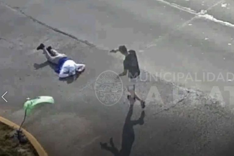 La Plata: le robaron la moto, persiguió a los delincuentes y le pegó dos balazos a uno de ellos