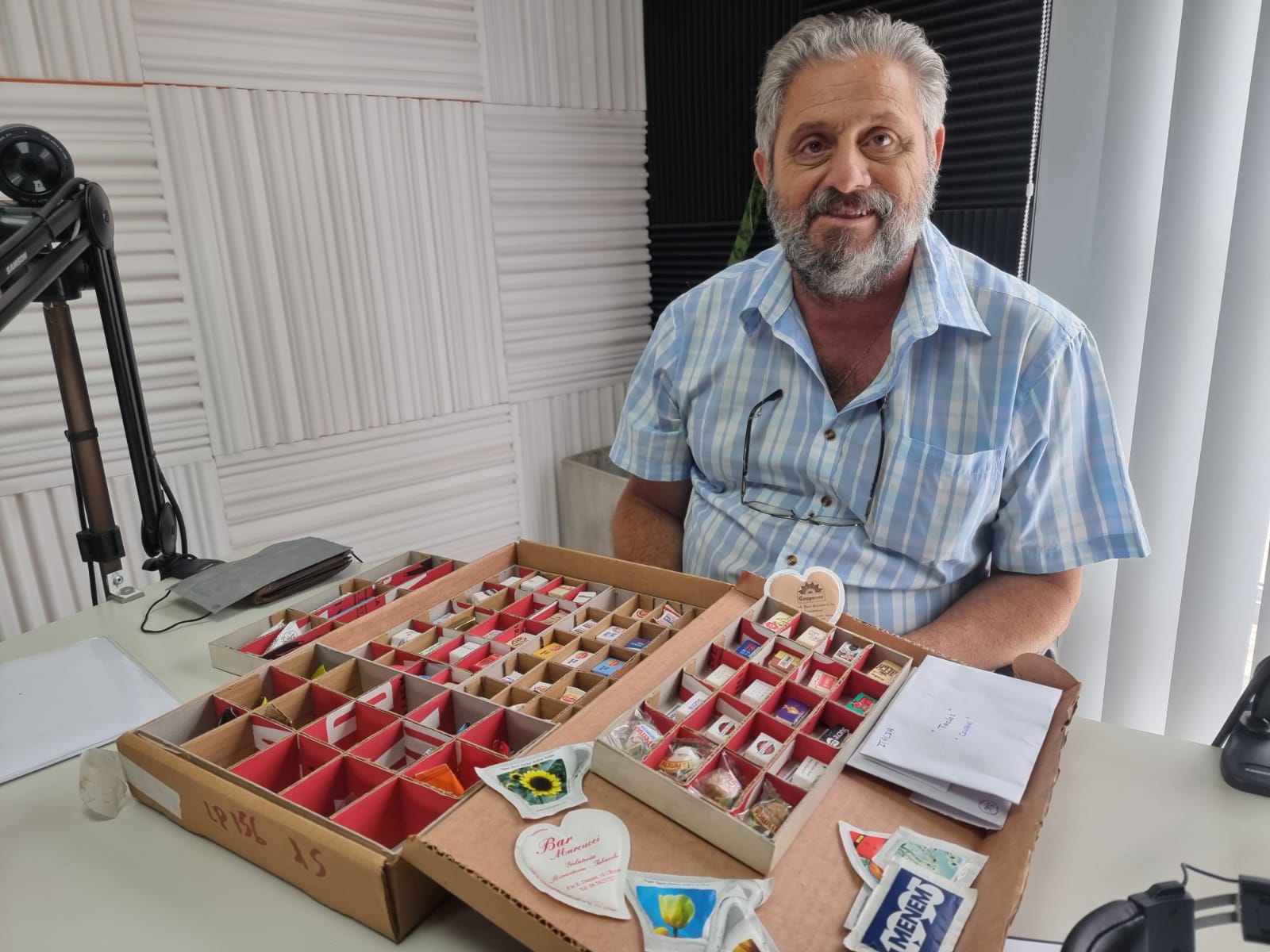 “De 1980 a la actualidad” | Jorge Barisio y su gran colección de 5.380 sobrecitos de azúcar: “Hace 40 años que colecciono, esto no se abandona más”