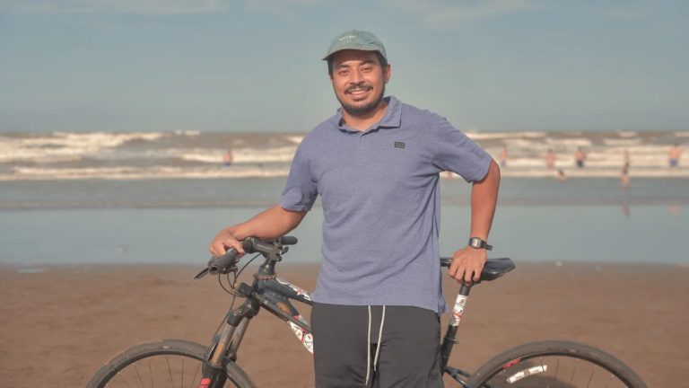 Pedaleó desde México a Mar del Plata por amor: tardó 11 meses y 9 días para reencontrar a la mujer de su vida