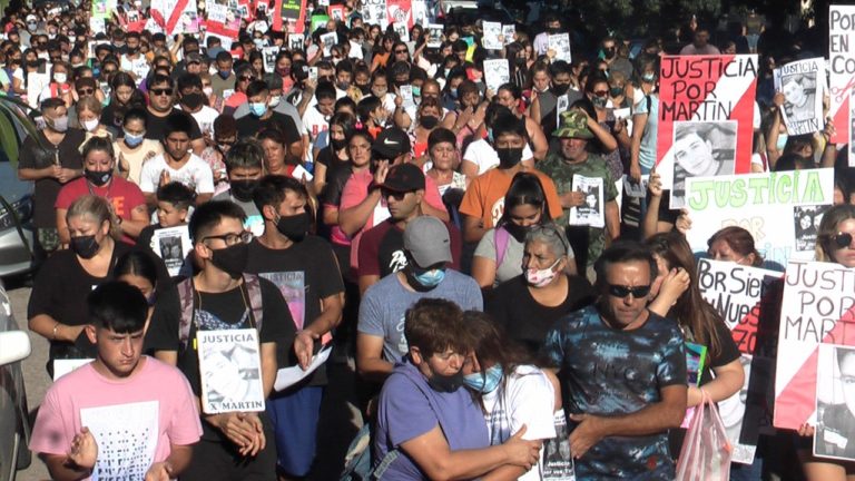 Más de 1.500 personas se movilizaron en General Acha por el crimen de Martín Godoy: “Ni siquiera podemos pedir justicia por nuestro hijo”