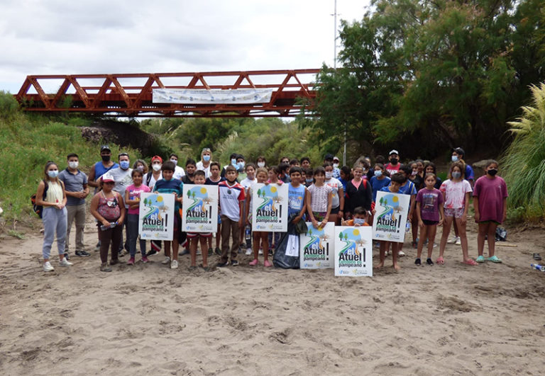 Se desarrolló jornada de defensa de los ríos pampeanos en el puente Los Vinchuqueros