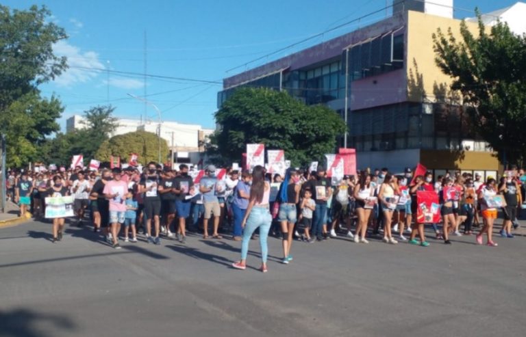Multitudinaria marcha en General Acha por el crimen del joven peluquero Martín Godoy