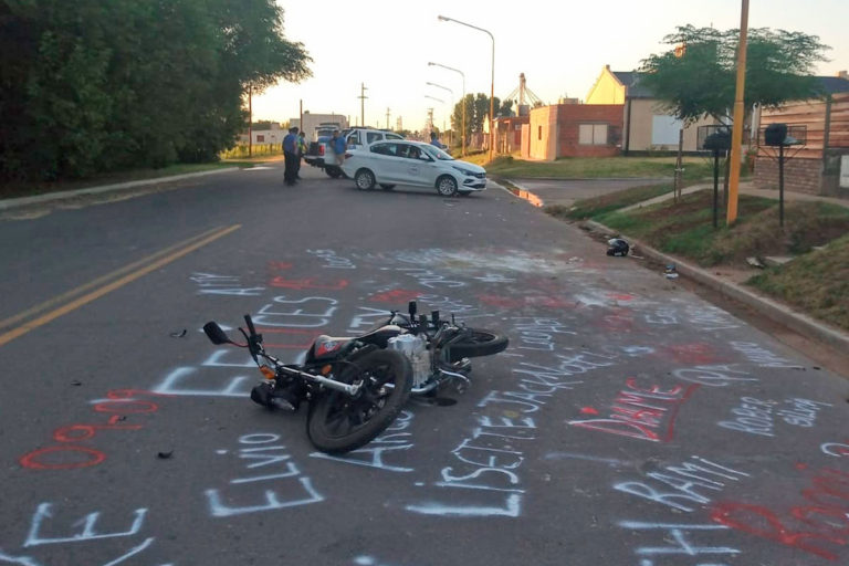 Accidente entre remis y motocicleta dejó a una persona hospitalizada