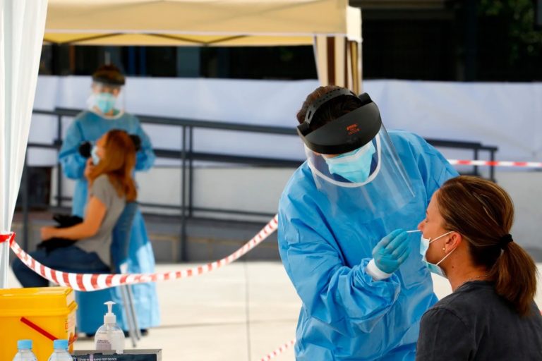 COVID en Córdoba: 8 de cada 10 contagios son por Ómicron y habilitaron farmacias para testeos y aplicación de vacunas