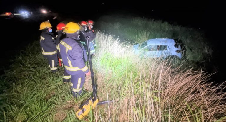 Despiste y vuelco en Ruta 101 entre Speluzzi y Vértiz: Dos personas fueron hospitalizadas por precaución