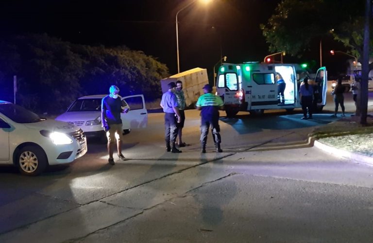 Chocó con su moto y se dio a la fuga dejando abandonado a su acompañante