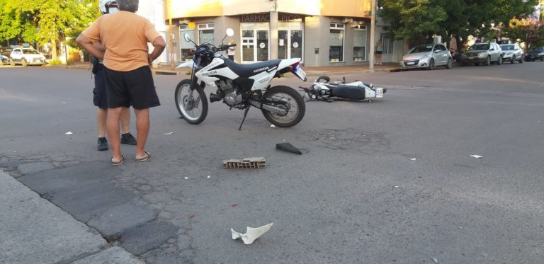 Fuerte choque en calle 10 y 13: Un joven fue hospitalizado con golpes