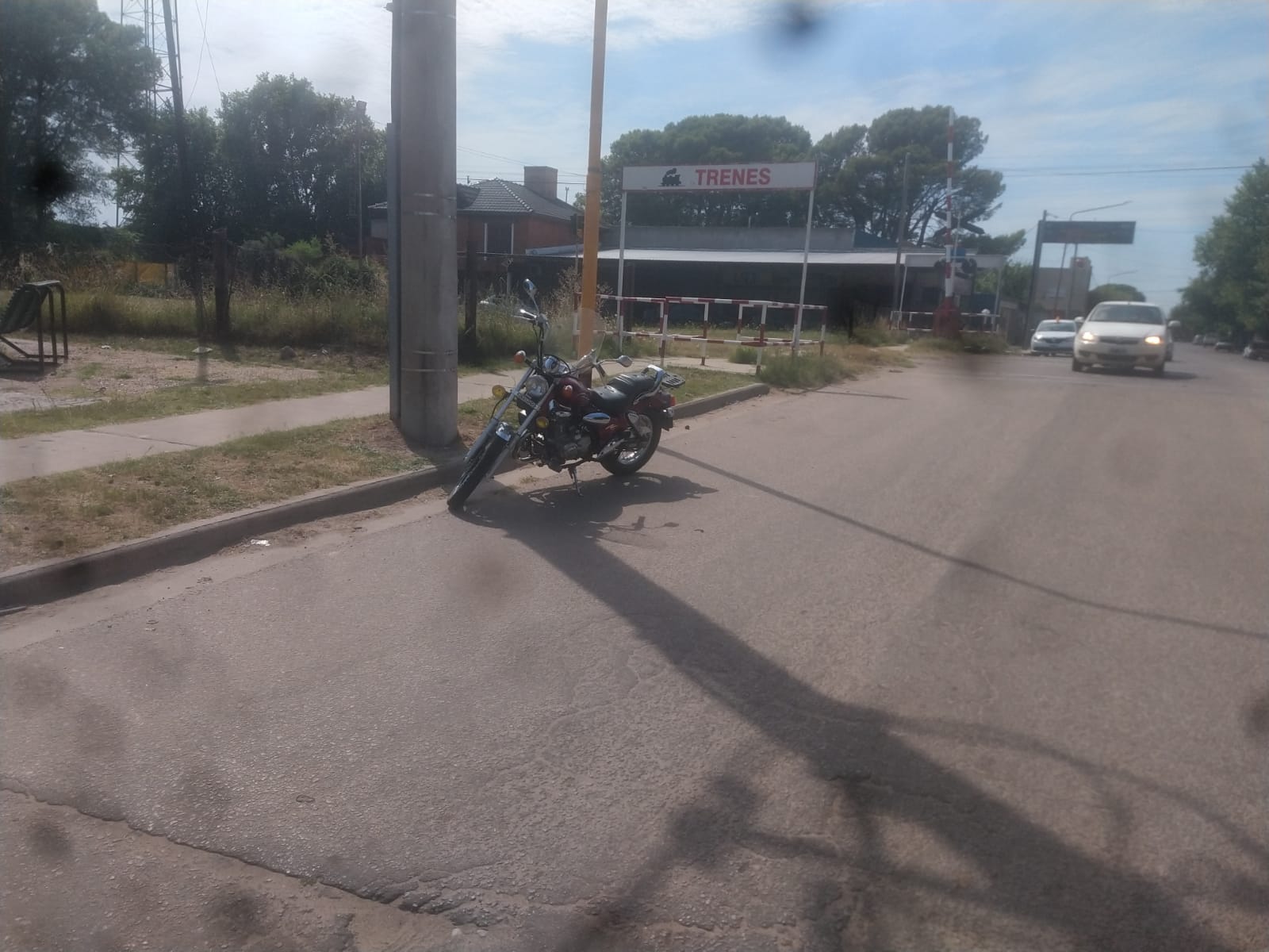 Un motociclista cayó sobre la cinta asfáltica en calle 2 y la vía luego de que un automóvil lo “encerrara”