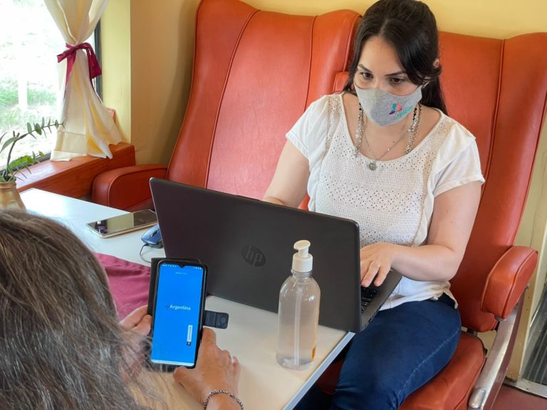 ¿No sabes sacar el pase sanitario?: Acercate al vagón del Paseo Ferroviario que te ayudan a bajarlo al celular