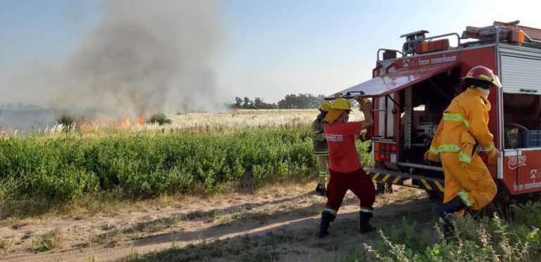 Tres dotaciones de Bomberos trabajan en incendio de pastizales camino a la Laguna de General Pico