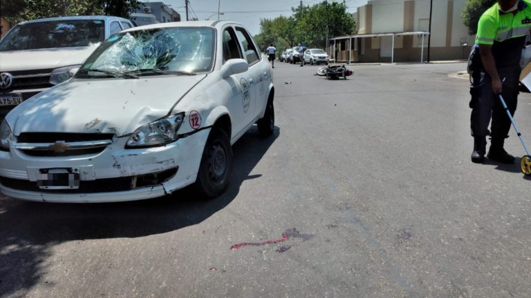 Grave choque en calle 4 y 17: Una mujer fue hospitalizada con cortes y fuertes golpes
