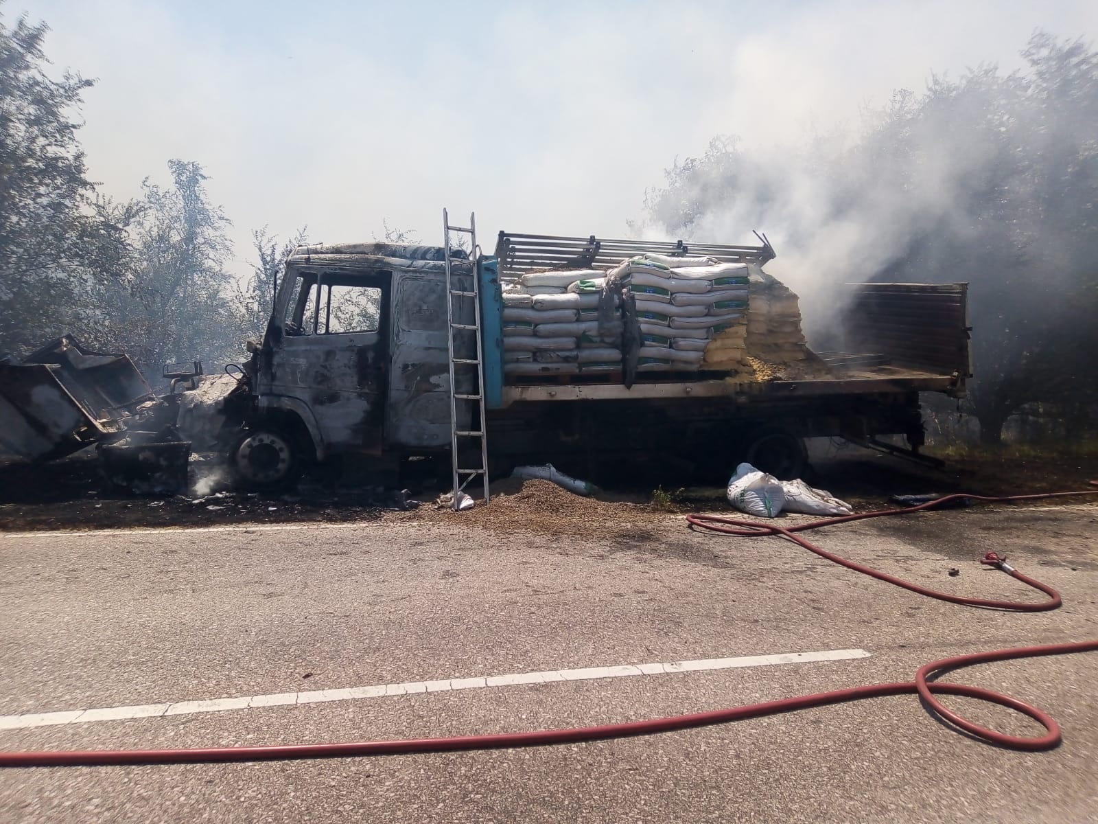 Incendio de camión cerca de General Pico: “El conductor sintió calor en los pedales y veía fuego que venía desde el motor”