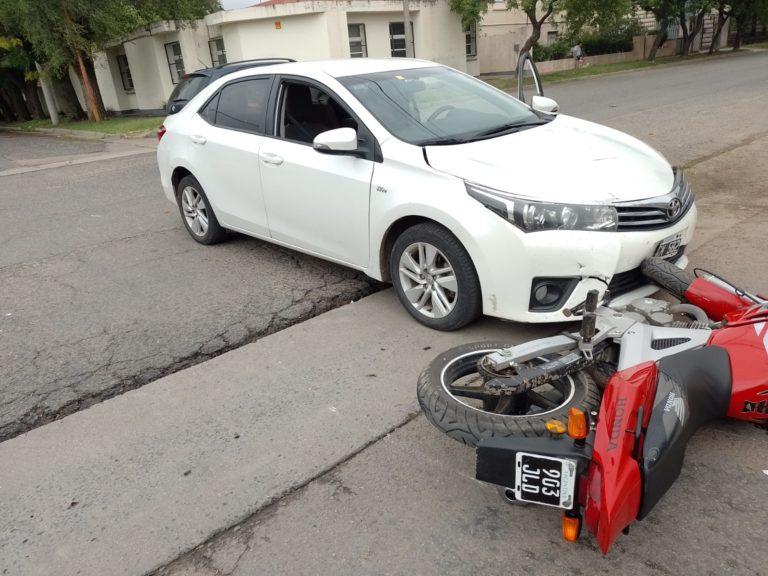 Un motociclista lesionado al chocar con un auto en calle 7 y 34