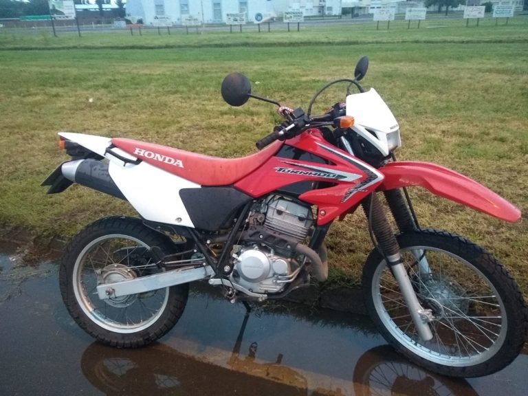 Un motociclista perdió el control y cayó sobre la cinta asfáltica en la rotonda Presidente Perón