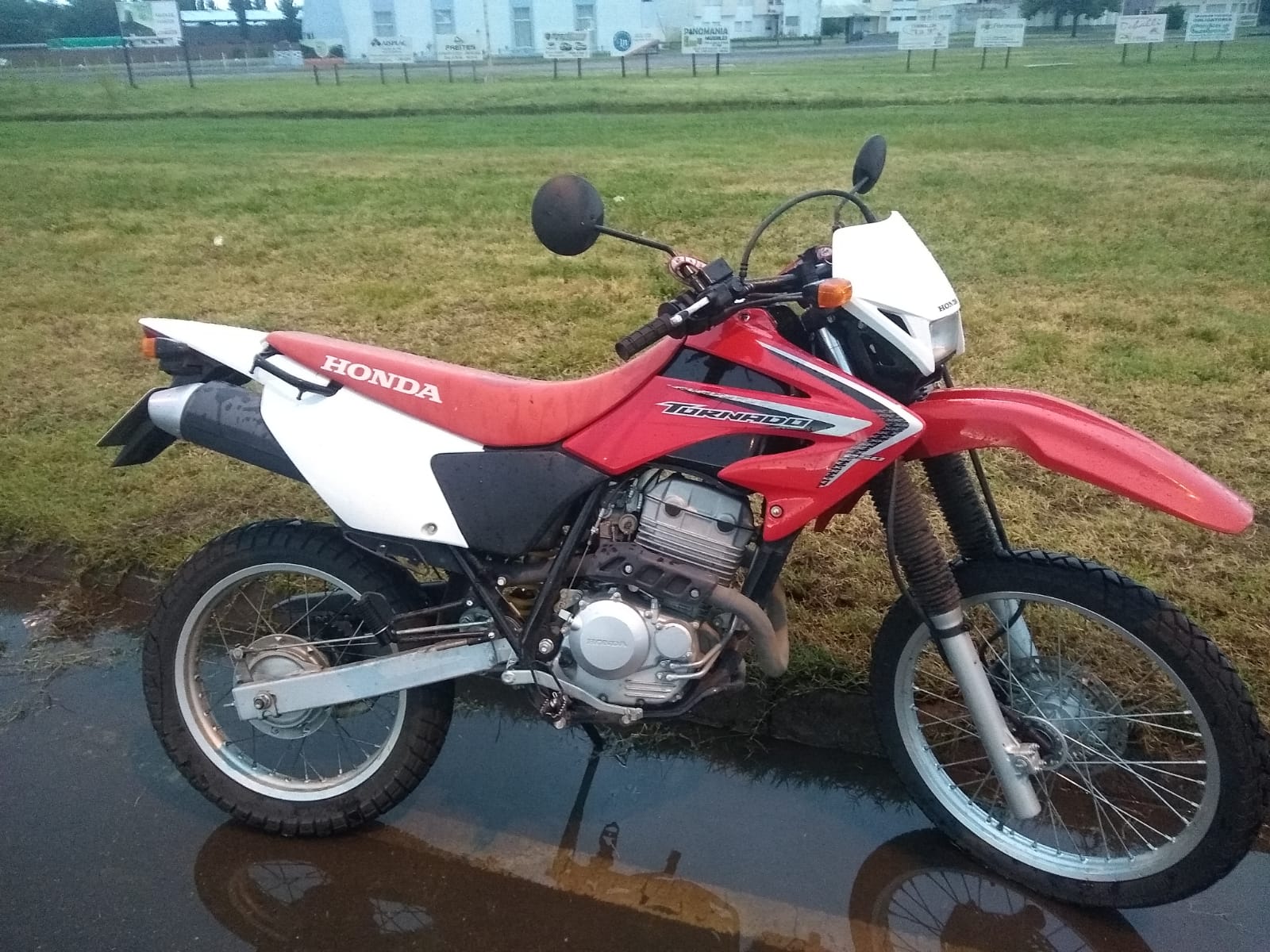 Un motociclista perdió el control y cayó sobre la cinta asfáltica en la rotonda Presidente Perón
