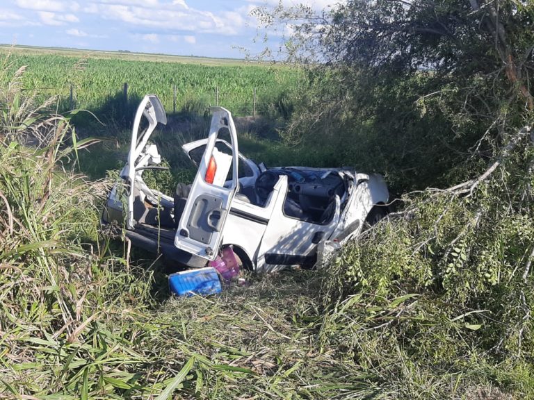 Se despistó, volcó y terminó impactando fuertemente contra un árbol en Ruta 1: Una familia entera fue hospitalizada