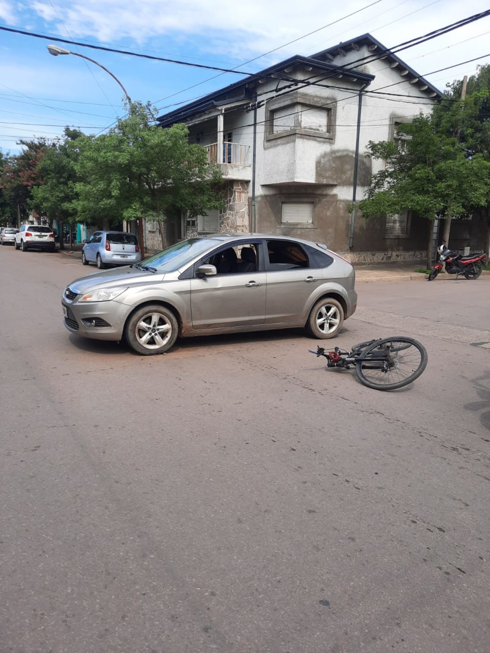 Un auto y una bicicleta protagonizaron un accidente